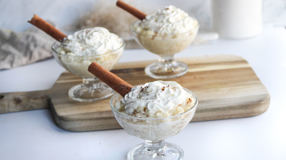 Glass dessert dishes filled with rice pudding recipe