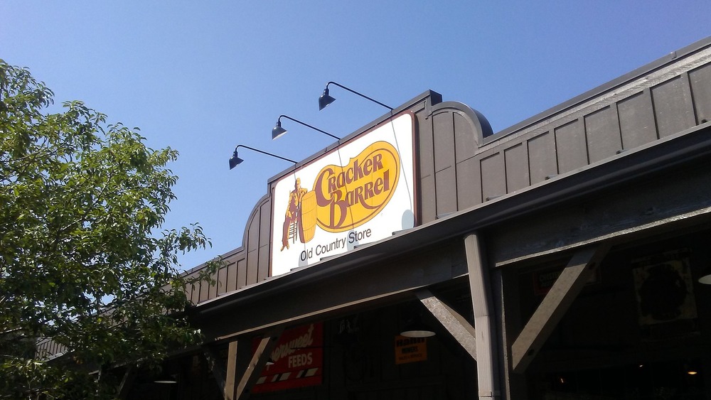 Exterior of Cracker Barrel restaurant