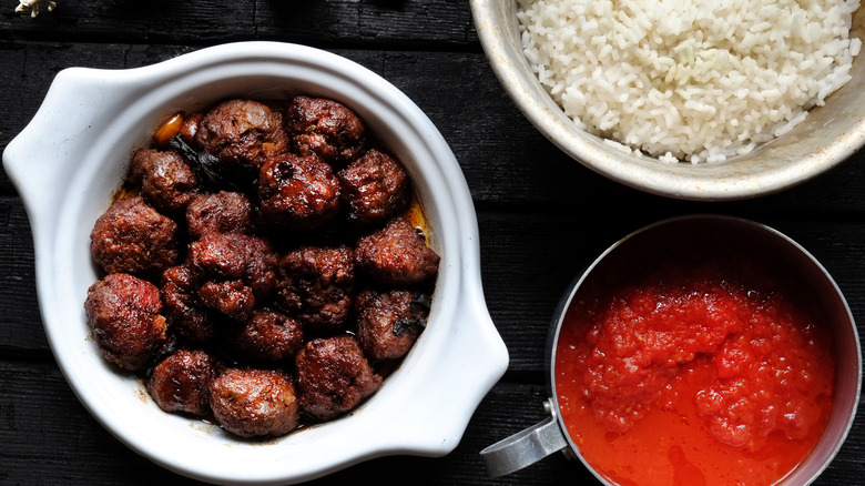 frikkadels with rice and tomato sauce