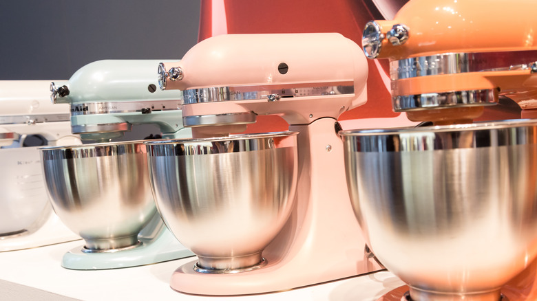 Variety of stand mixers 
