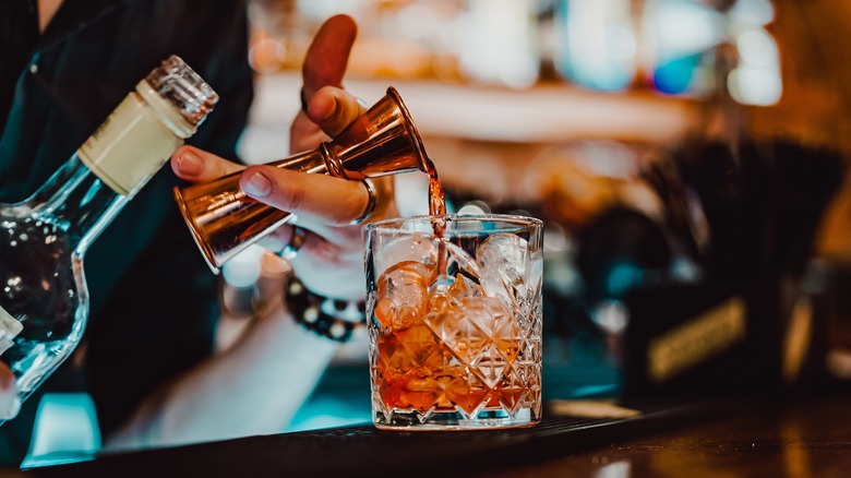 bartender making a Negroni 