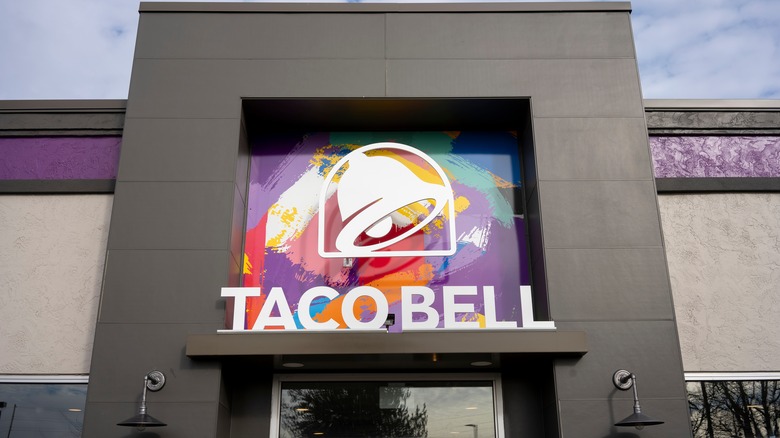 taco bell sign