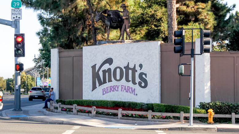 Knott's Berry Farm sign