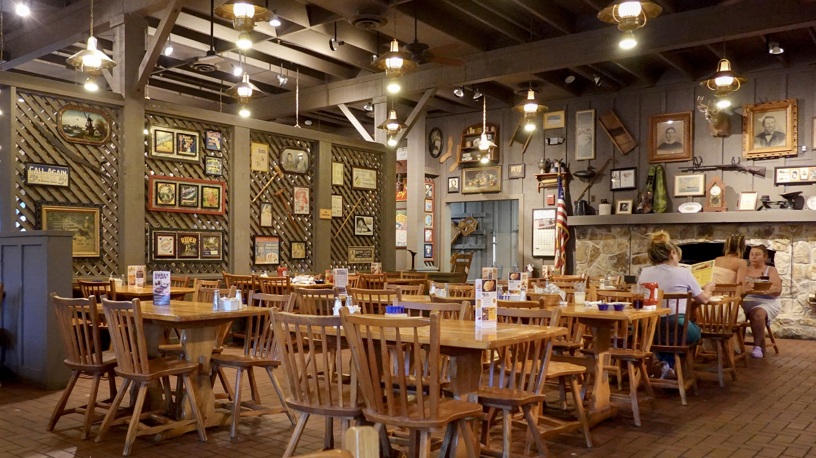 The Best Time To Dine At Cracker Barrel To Avoid A Crowd (And Save Money)