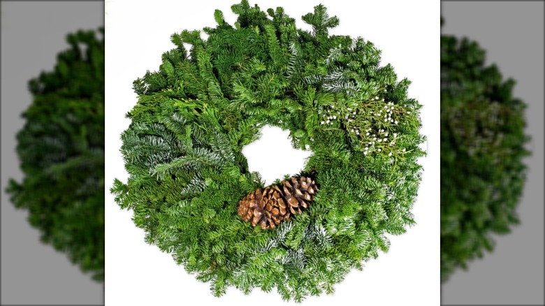 holiday wreath with pine cone