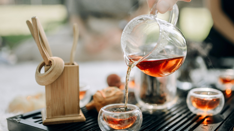 pouring freshly brewed tea