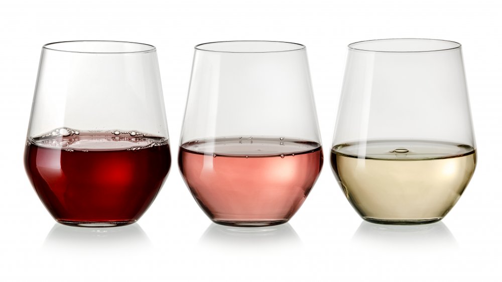 white-rose-red-wine-in-glasses