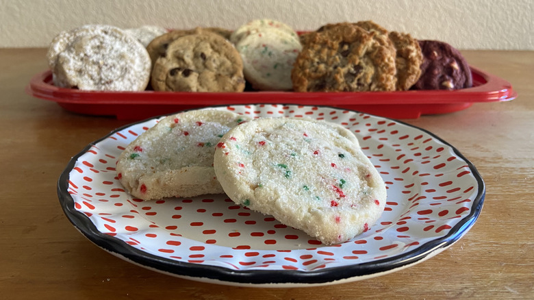 plated toffee sandie cookies in front of cookie tray