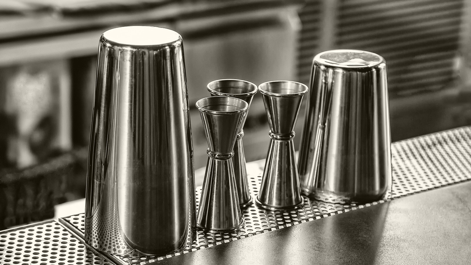 The Big Difference Between Boston And Cobbler Cocktail Shakers the-big-difference-between-boston-and-cobbler-cocktail-shakers