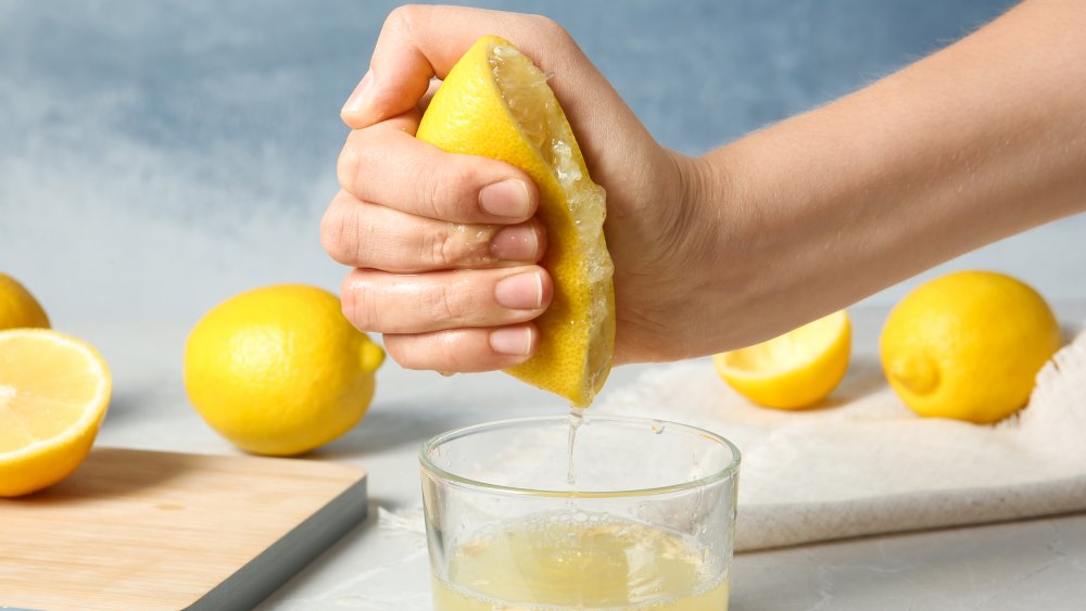 Juicing a lemon