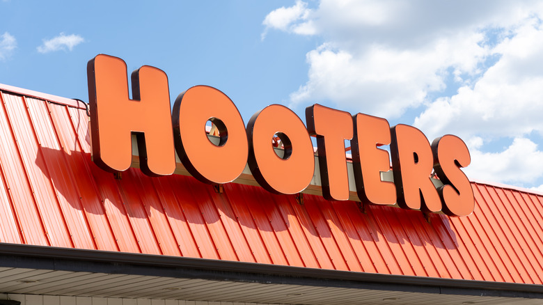 Hooters sign