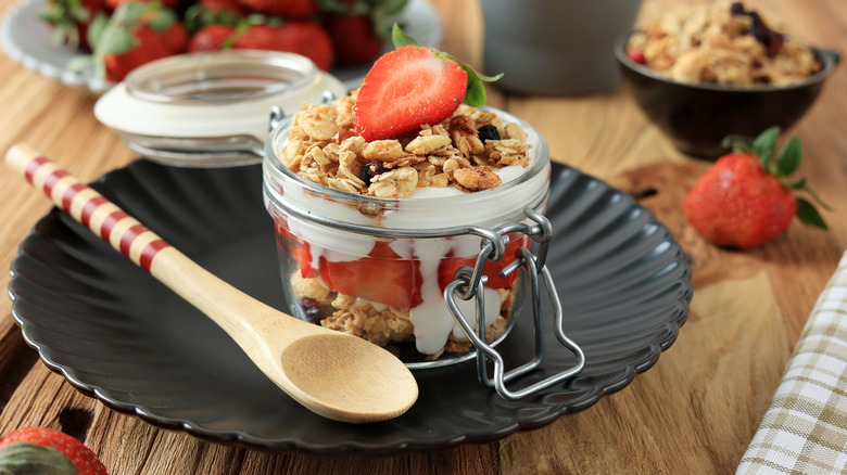 strawberry yogurt parfait