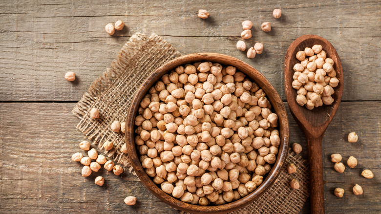 A bowl with dried chickpeas