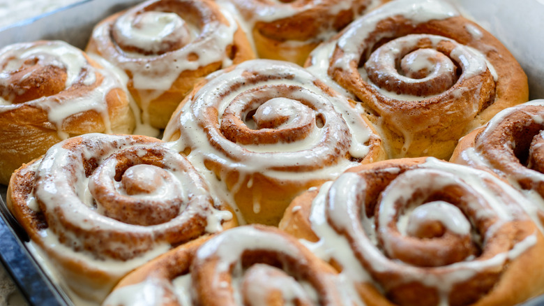 Tray of baked cinnamon rolls 