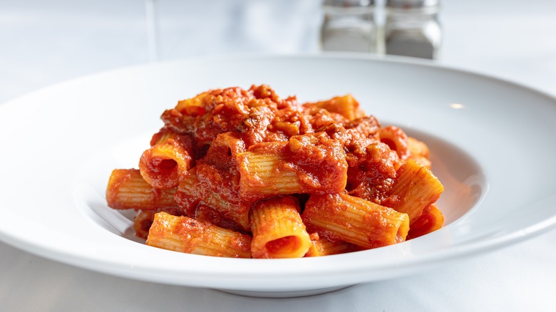 A plate of rigatoni pasta