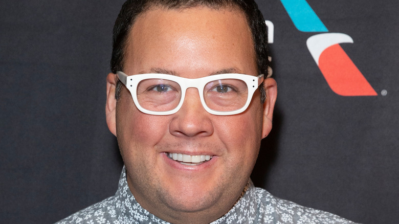 graham elliot in white glasses