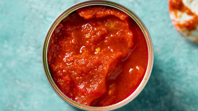 Birdseye view of canned spaghetti sauce
