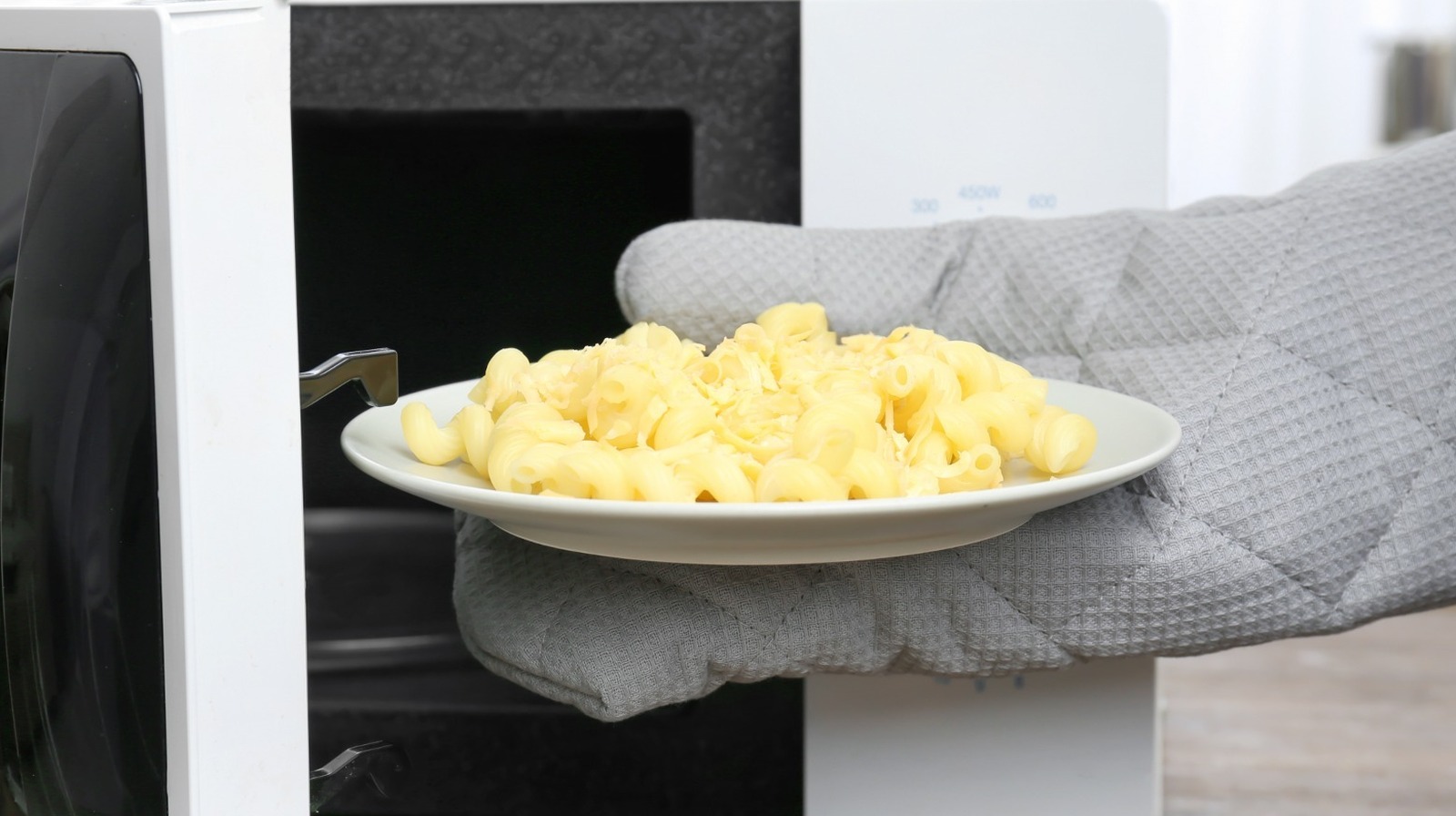The Biggest Mistake You're Making When Microwaving Pasta(04)