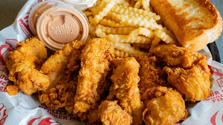 Raising cane's chicken and sauce 