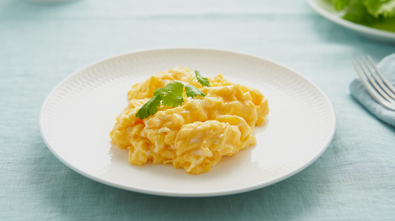 Scrambled eggs on a plate