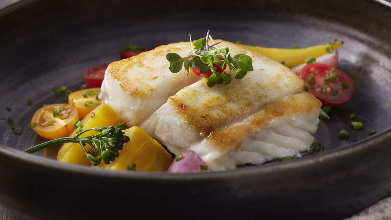 The Biggest Red Flag To Watch Out For At Seafood Restaurants