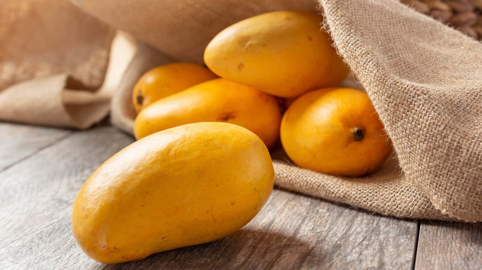 <a href="https://www.mashed.com/1742359/story-honey-mangoes-name/" target="_blank">The Bittersweet Story Of How Honey Mangoes Got Their Name</a>
