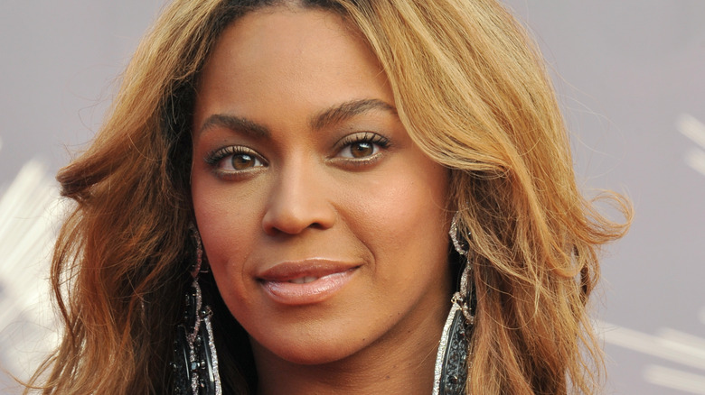 Beyoncé smiles with dangling earrings