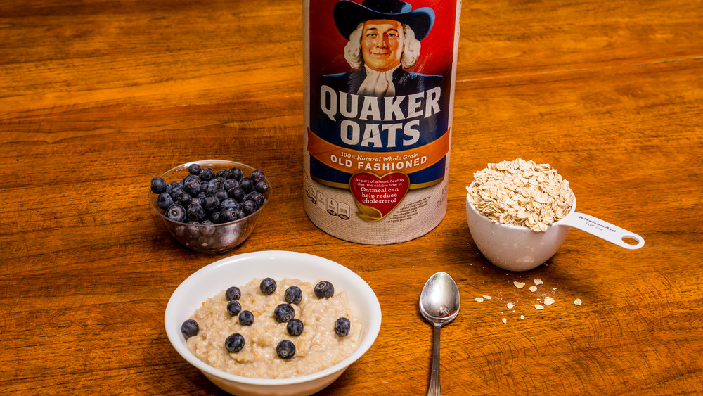 Quaker Oats container and bowl of oats