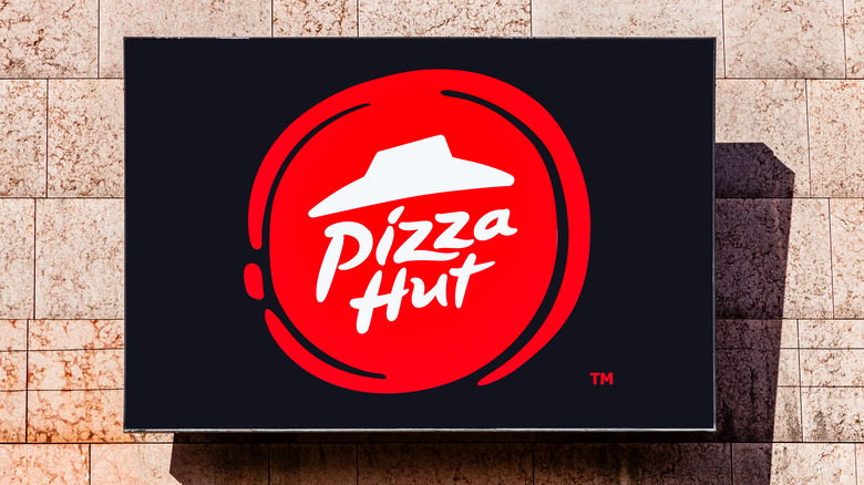 A Pizza Hut ad on a television