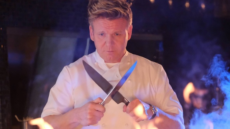Gordon Ramsay holding two knives 