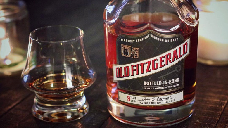 Vecchio bourbon Fitzgerald con bicchiere