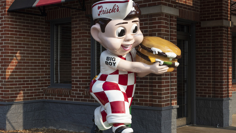 Statue of Big Boy outside an Ohio location.