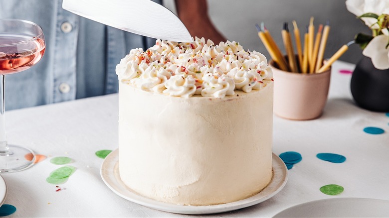 white round cake being sliced