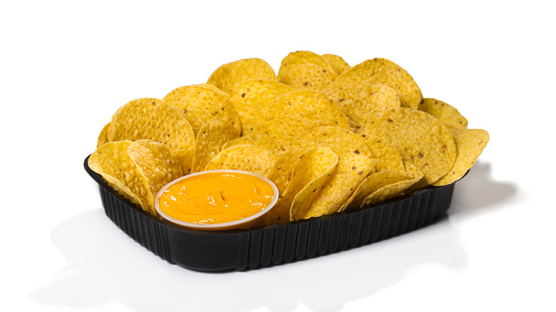 Nachos and cheese dip