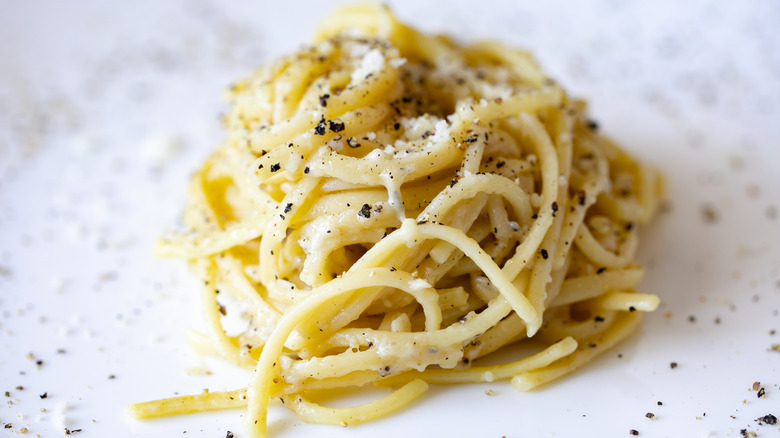 Pile of cacio e pepe pasta