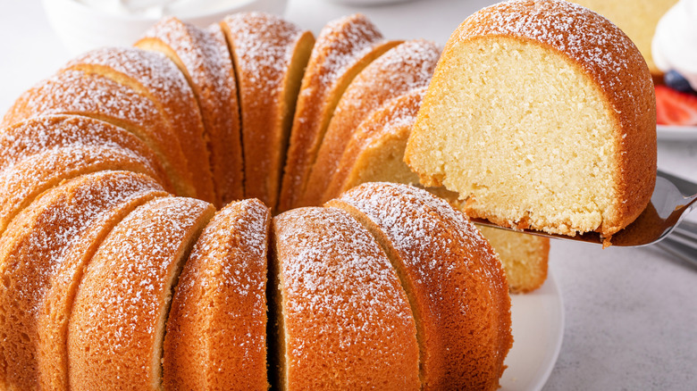 Mary Lincoln's White Almond Cake