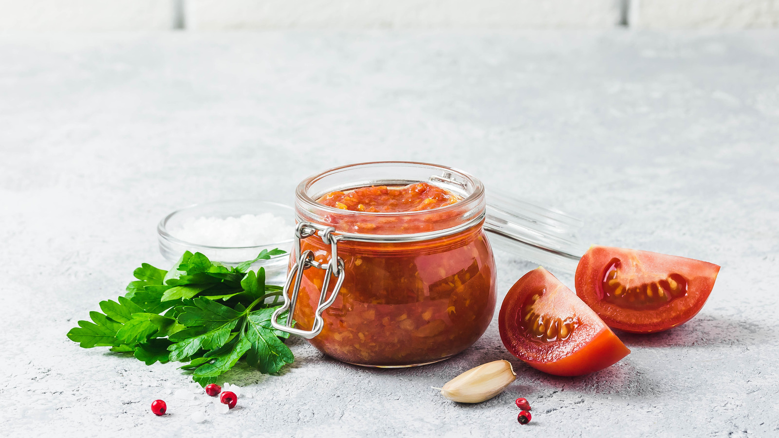 The Clever Reason You Should Add Water To Your Pasta Sauce Jar