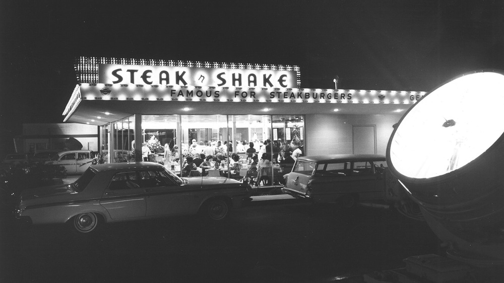 Steak 'n Shake retro diner storefront