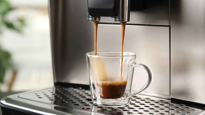 Coffeemaker dispensing espresso