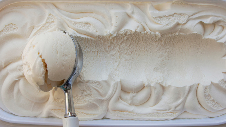   sacando helado de vainilla fresco
