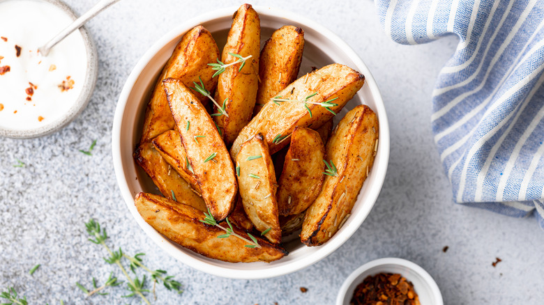 Baked potato wedges with sauce 