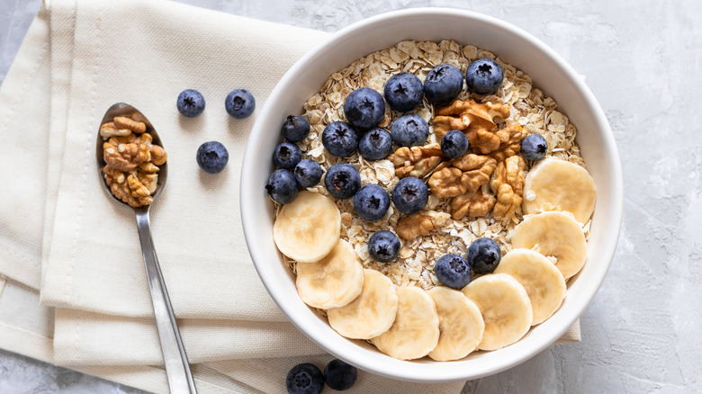 Bananas and blueberries in oats