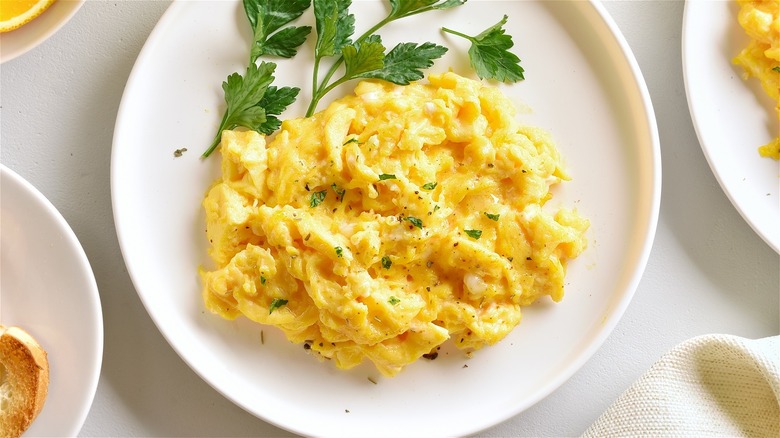 plate of parsley scrambled eggs 