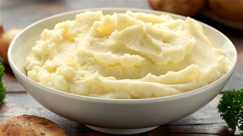 bowl of mashed potatoes