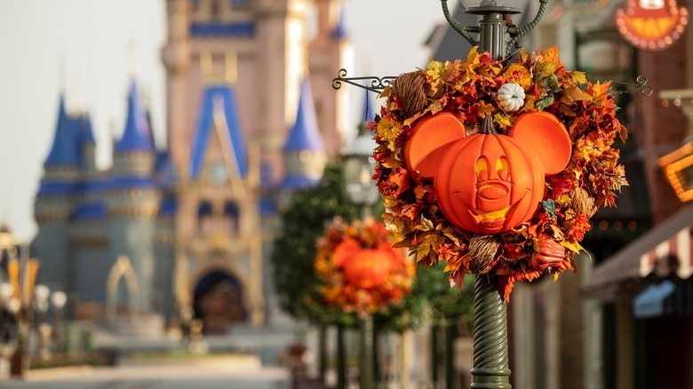 halloween wreath at disney world