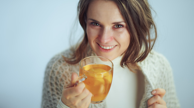  Mujer bebiendo té