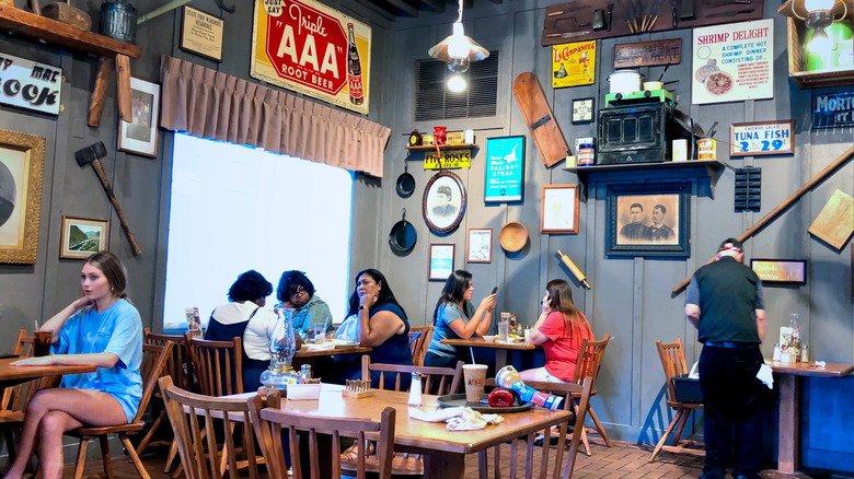 Cracker Barrel dining room