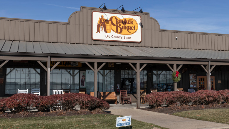 Cracker Barrel storefront