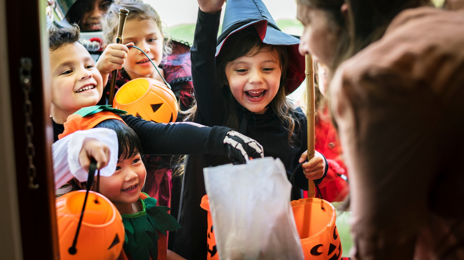 The Creative Solution This Dad Made For Pandemic TrickOrTreating