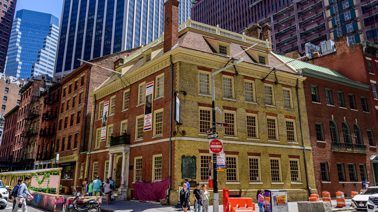 Exterior of Fraunces Tavern in NYC